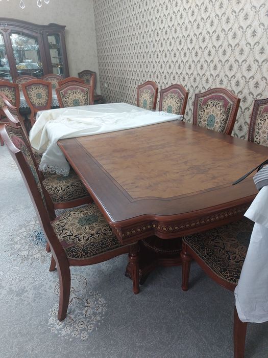 Стол со стульями