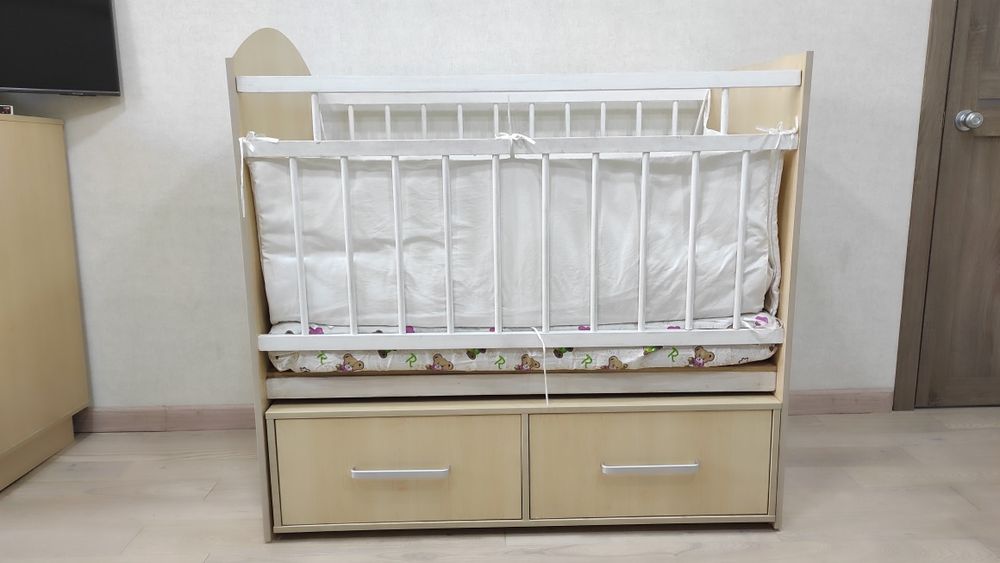 Кроватка детская с комплектом спальных принадлежностей