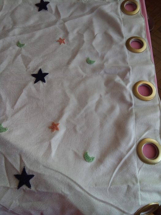 Две плътни плюшени завеси