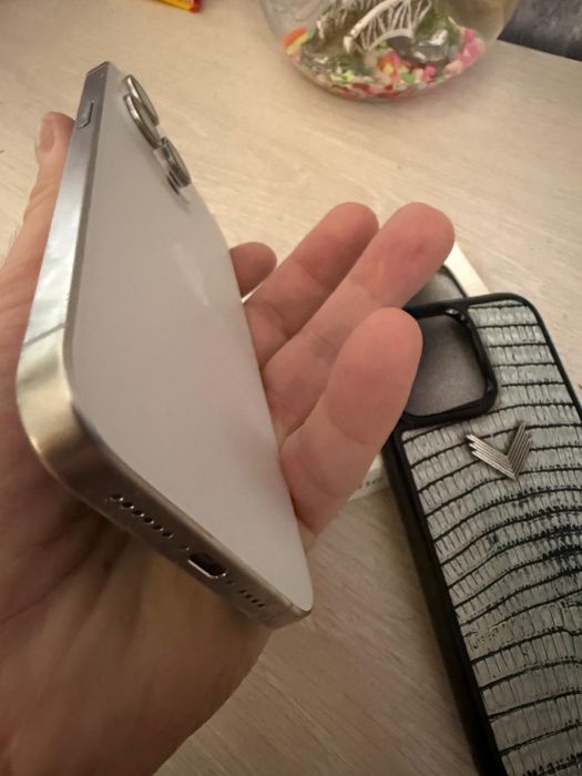 Vand iphone 15 Pro Max , impecabil, sanatate baterie 85%