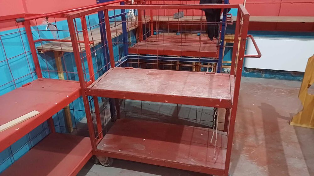 метални колички с големи колела