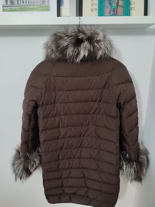 Vând geacă / haina cu umplutură de puf și cu blană naturală vulpe