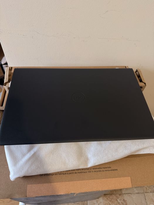 Лаптоп Dell 15 DC15250