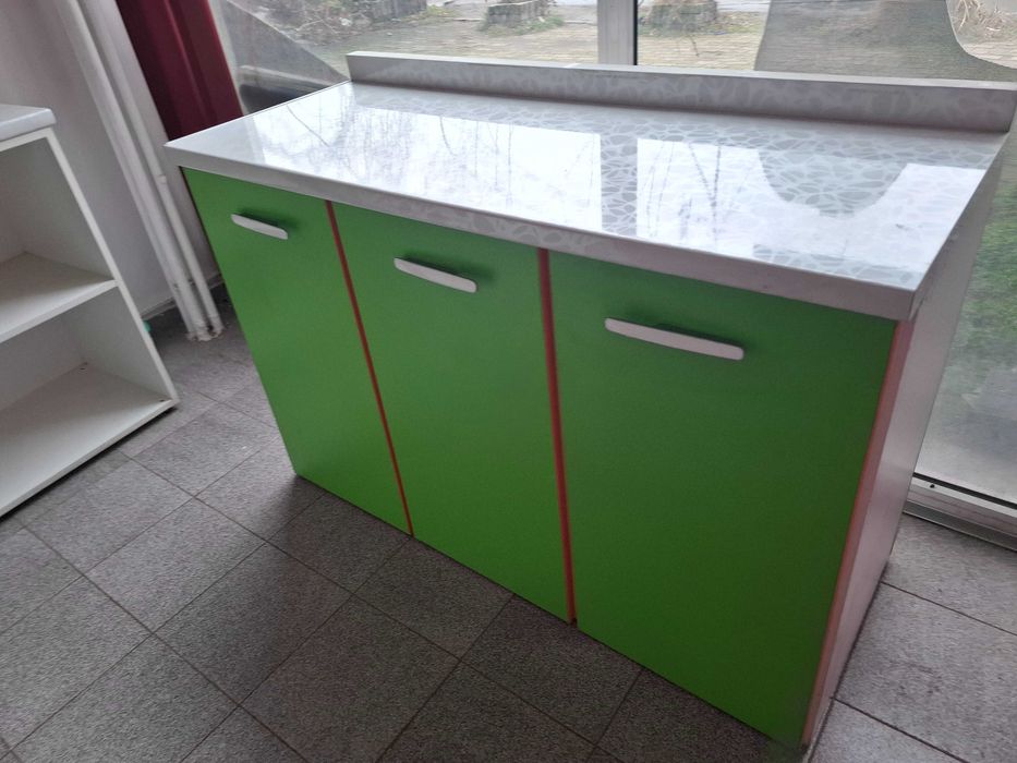 Кухненски шкафове с плот гланц  и бюро