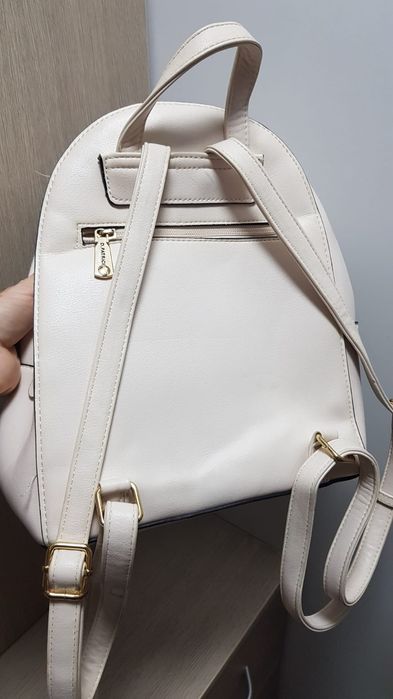 Красивый белый рюкзак