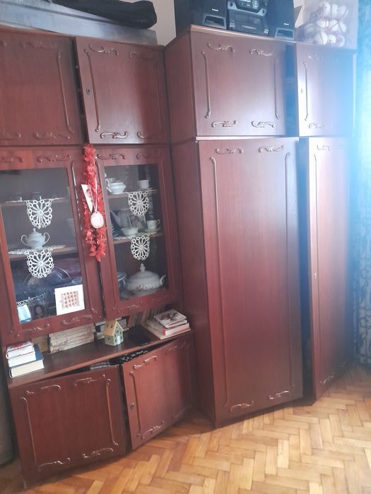 Mobila cu dulap mare și vitrina