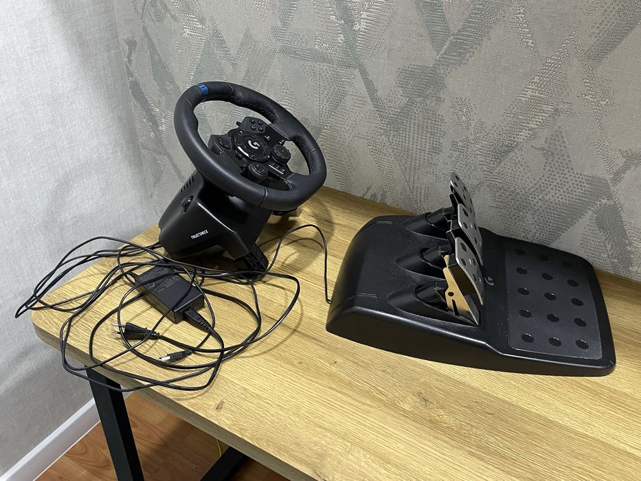 Игровой руль с педалями Logitech G923