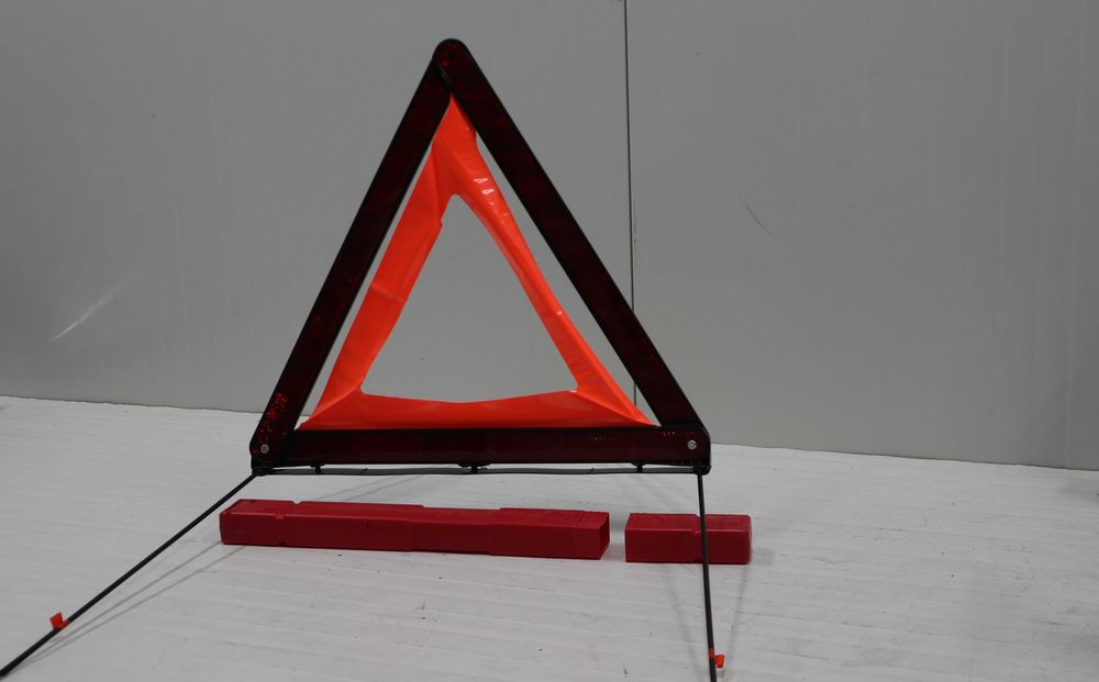 НОВИ ОРИГИНАЛНИ аварийни триъгълници BMW