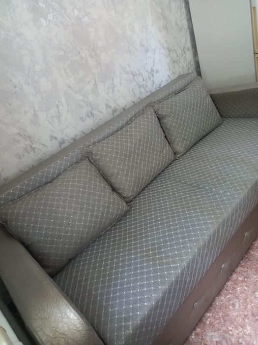Диван с подушками