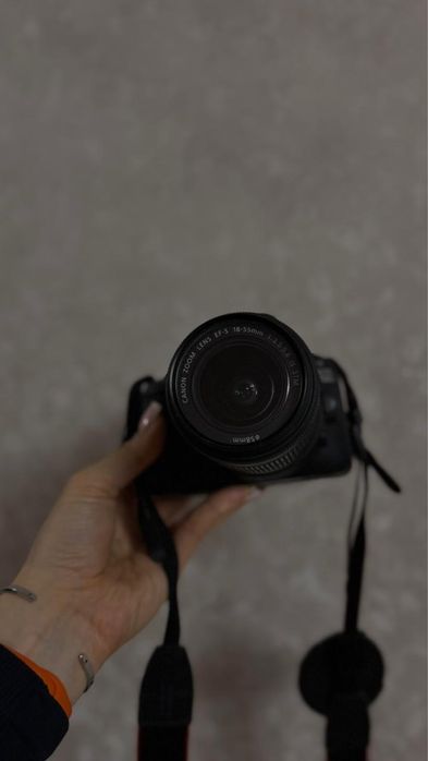 Камера Canon , зеркальная камера
