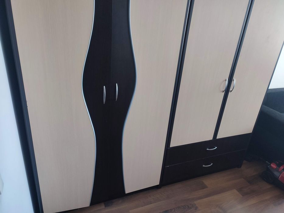 Vănd mobilă de puțin timp cumpărată