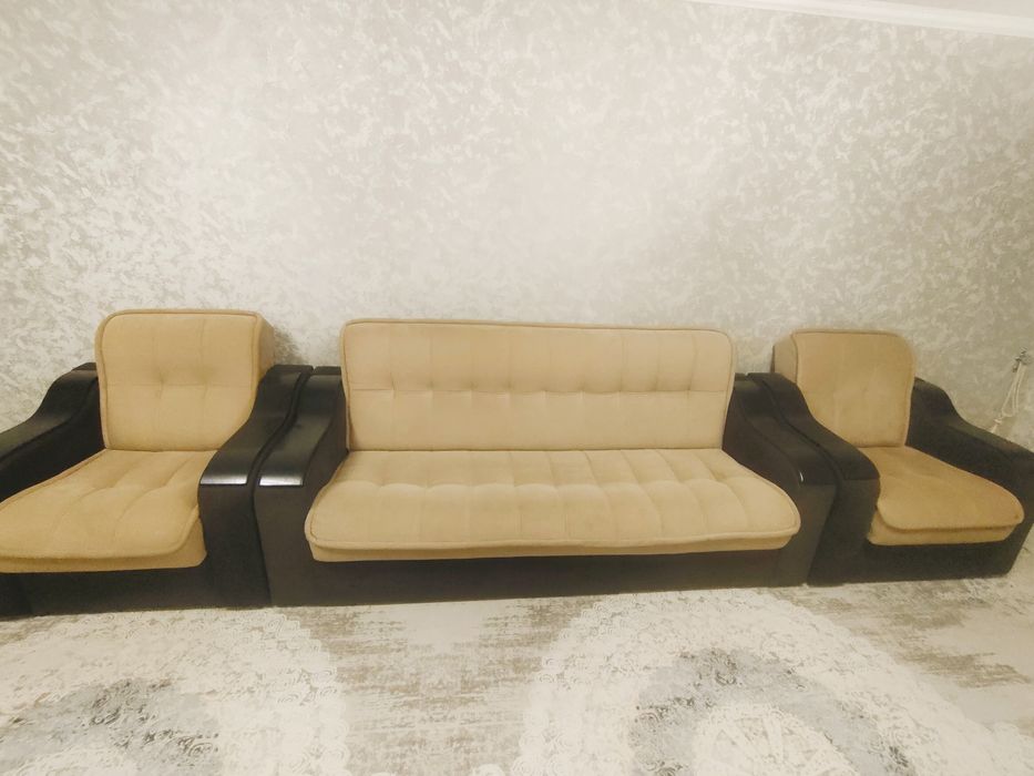 Продам диван с двумя креслами