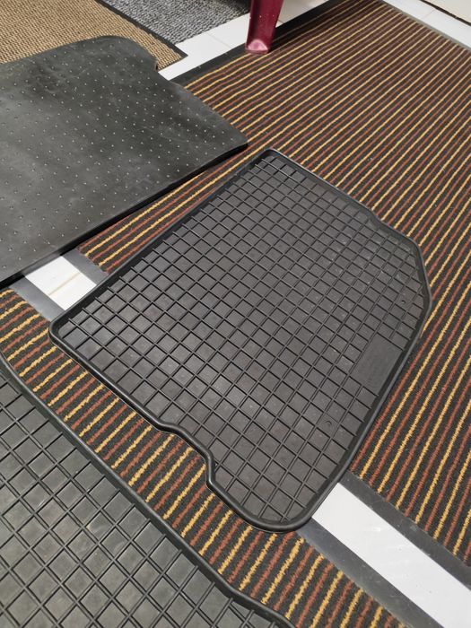 Продавам гумени стелки с кант оригинални за Голф 4