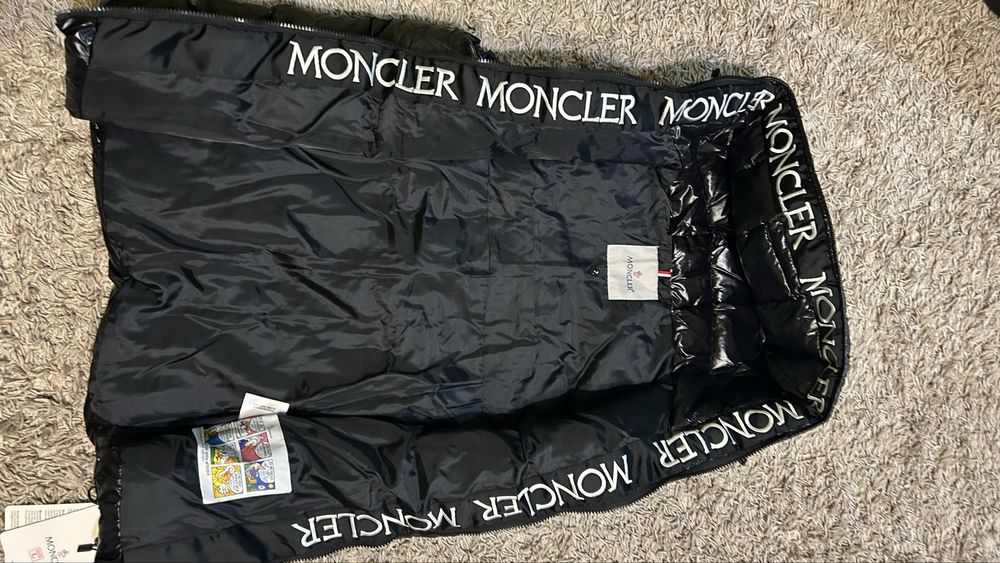 Продам жилетку Moncler