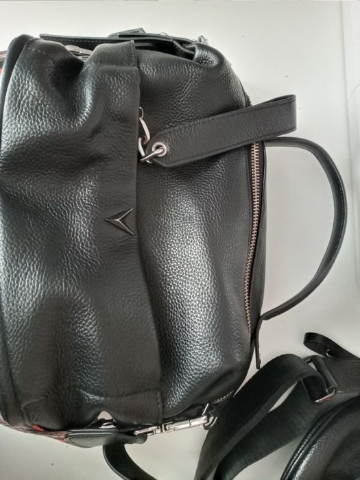 Две кожаные сумки.