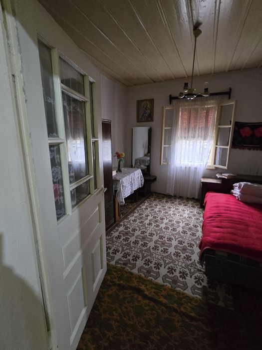 Casă la țară cu grădină mare și anexe, ideală pentru familie
