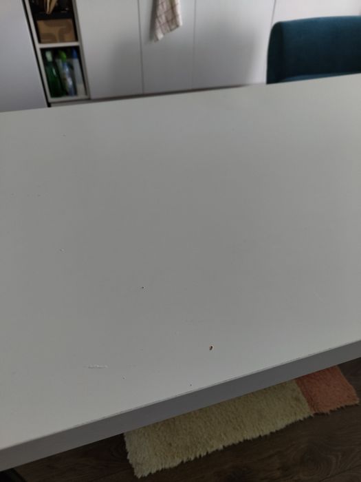 Birou/Masă IKEA Blat alb cu 4 picioare negre. Utilizată. Are uzuri  superficiale.