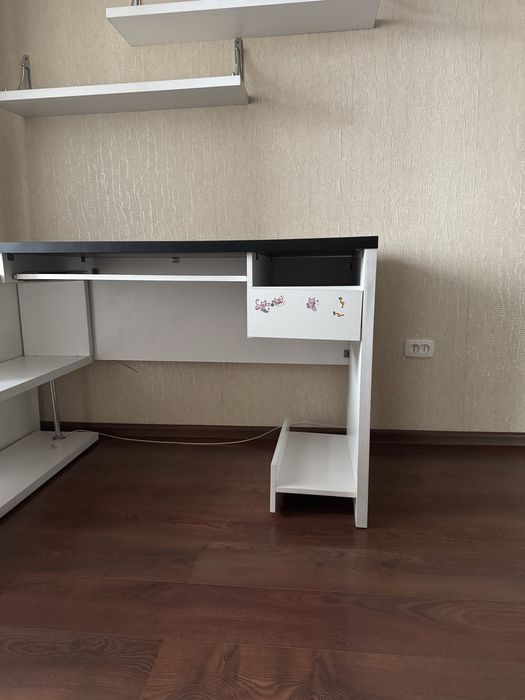 Продам деревянный  стол.