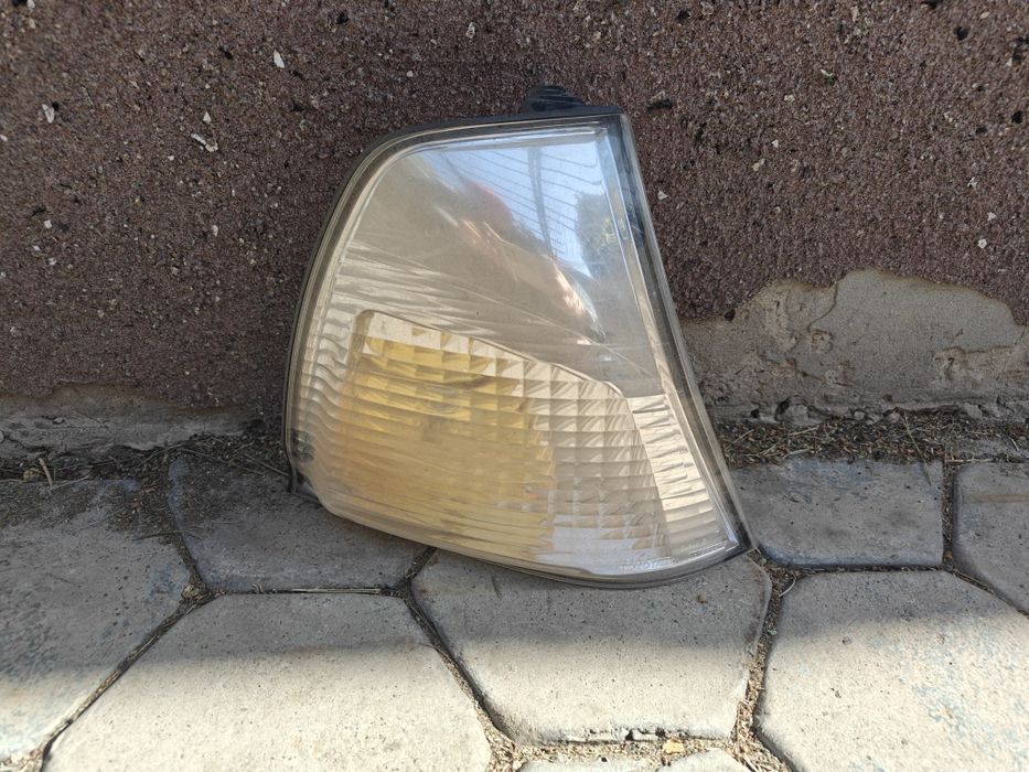 Продам поворотник передний правый на Toyota grand hiace.