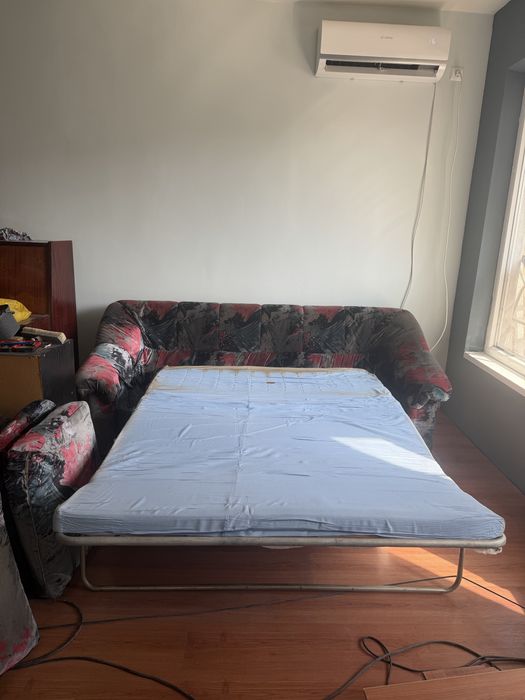 Разтегателен диван + 5 таборетки