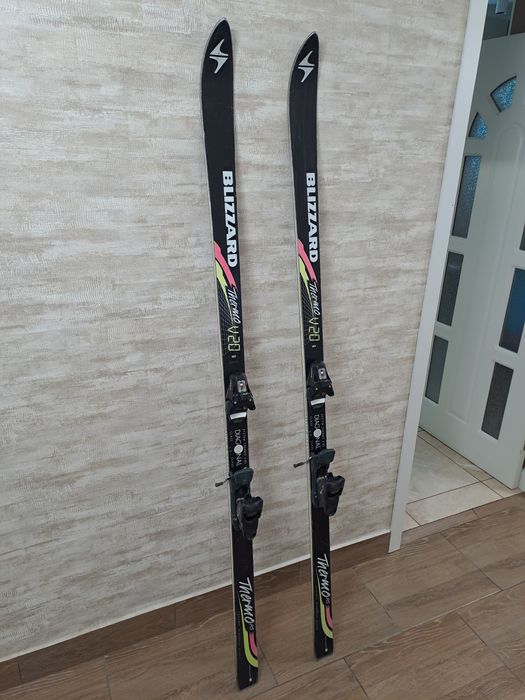 Vând schiuri Made în Austria