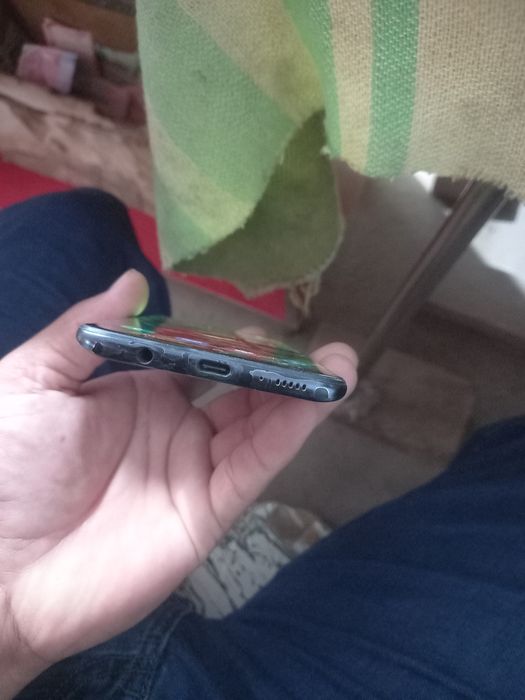 Samsung A50 xolati zur karobkasi zaryadchik hammasi bor.