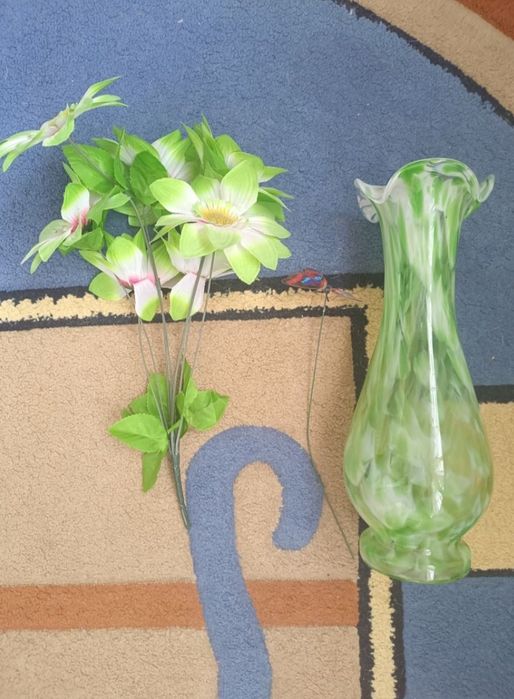 Ваза с цветами и бабочкой