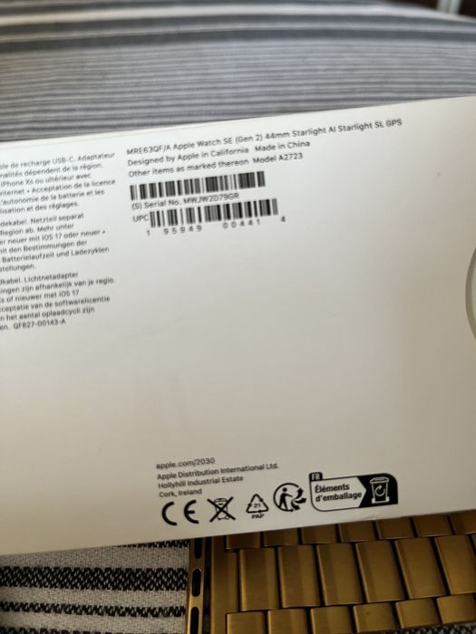Apple watch , ceasul este impecabil , 2 bratari , incarcator , cutie .