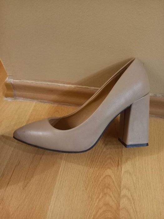 Дамски обувки на дебел ток.