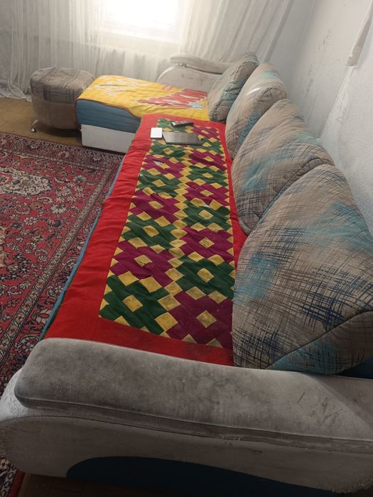 Мебель диван и стол