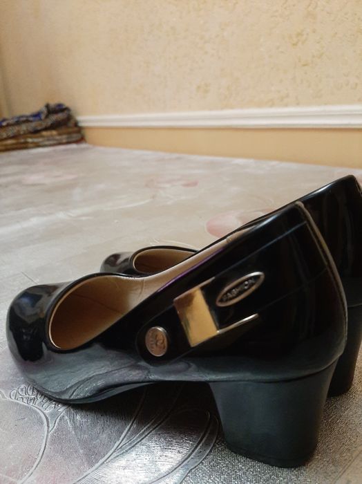 Hali uncha kiyilmagan yangidek turibdi hech qayoqi yirtilmagan