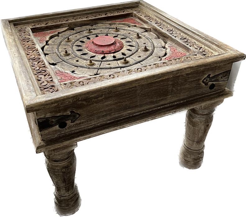 Masa decorativa sculptata manual