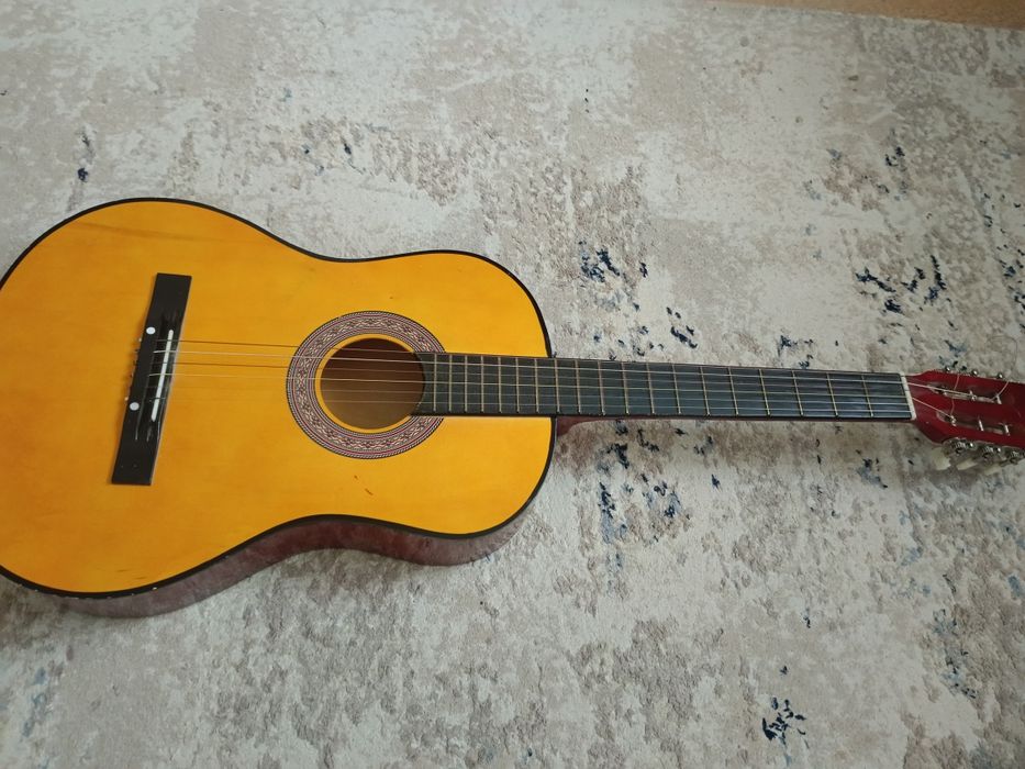 Гитара в хорошем состоянии