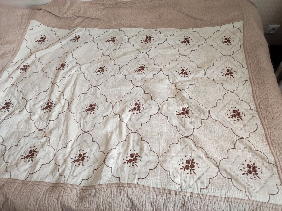 Покрывало и 2 тюли отдам за Барни