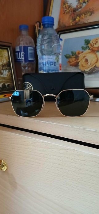 Продавам неупотребявани слънчеви очила Рей Бан.