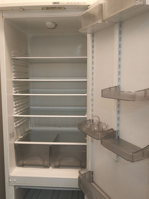 Продам рабочий б/у холодильник.