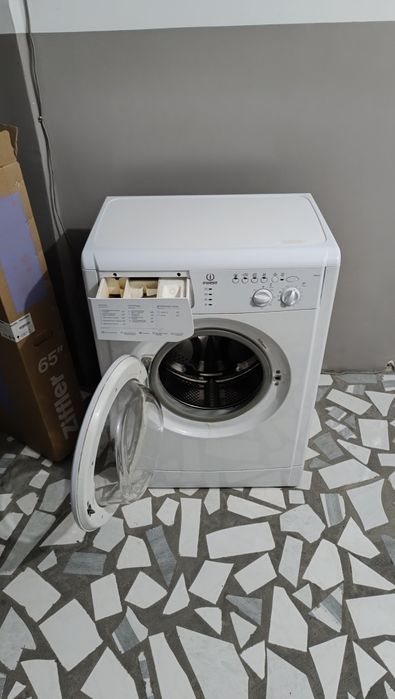 Продаю бытовую стиральную машину Indesit  5 кг бу