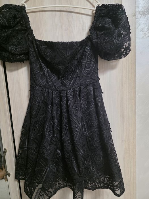 Черна дантелена рокля