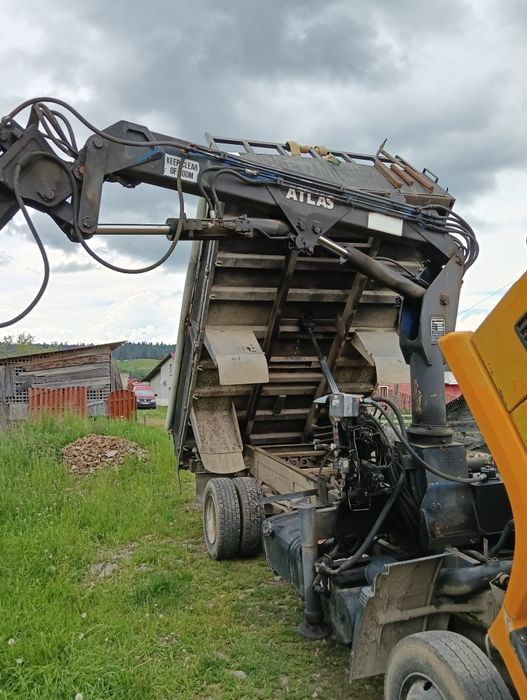 Schimb sau vând Camion basculabil daf cu macara an fabricație 2000