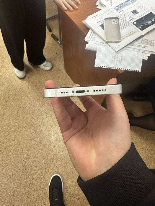 IPhone 13 белого цвета