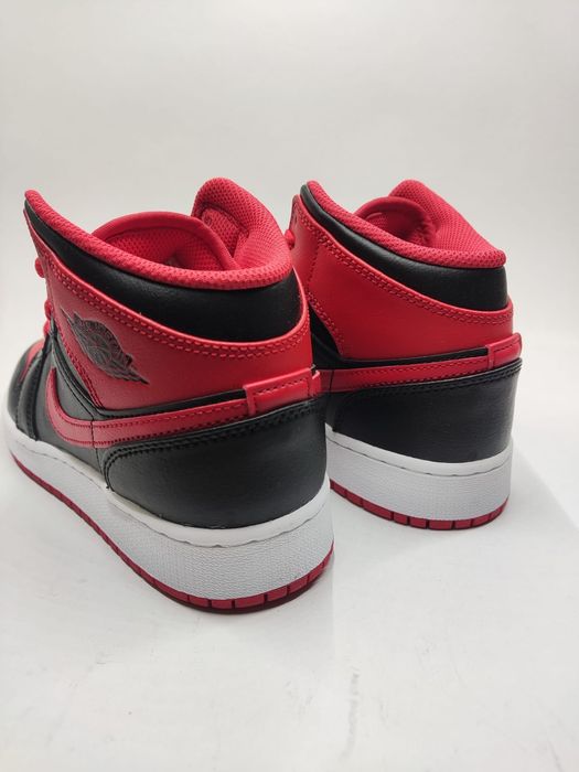 Jordan 1 Mid, noi la cutie