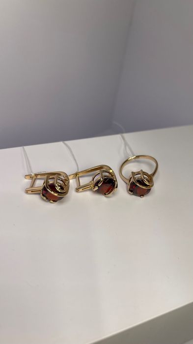 Продам золотой набор ( кольцо,серьги) новые!