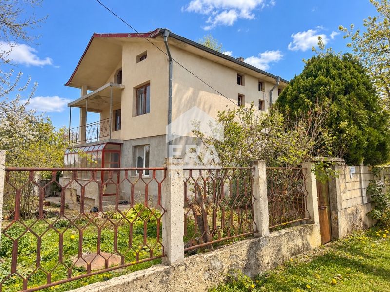 ЕКСКЛУЗИВНО! Двуетажна къща с площ 213 кв.м за продажба в с. Слънчево