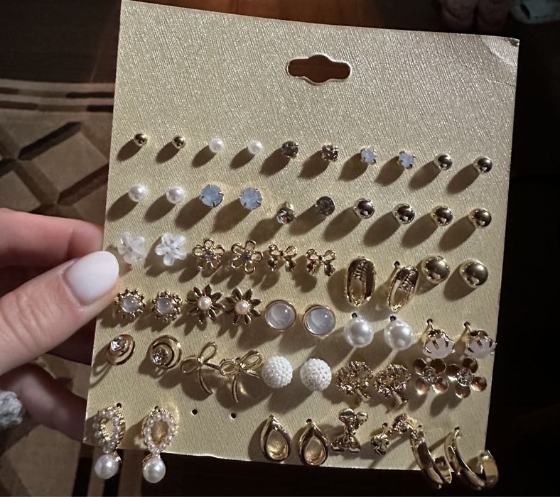 Обеци, бижута