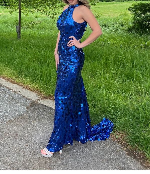 Синя дълга рокля