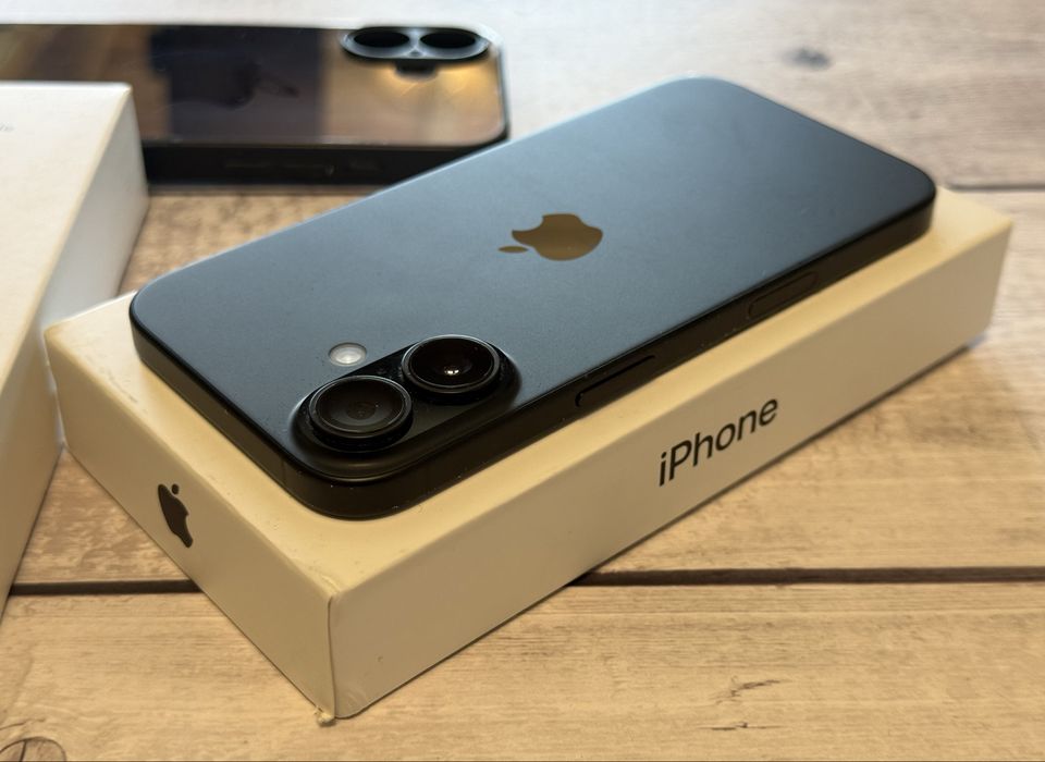 iPhone 16 - 128GB, Black - stare foarte bună, 93% sănătate baterie