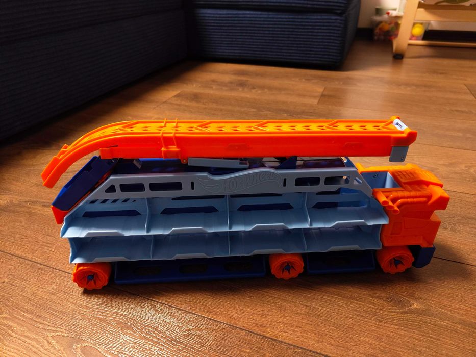 Игрален комплект камион Hot Wheels City - Автовоз и писта