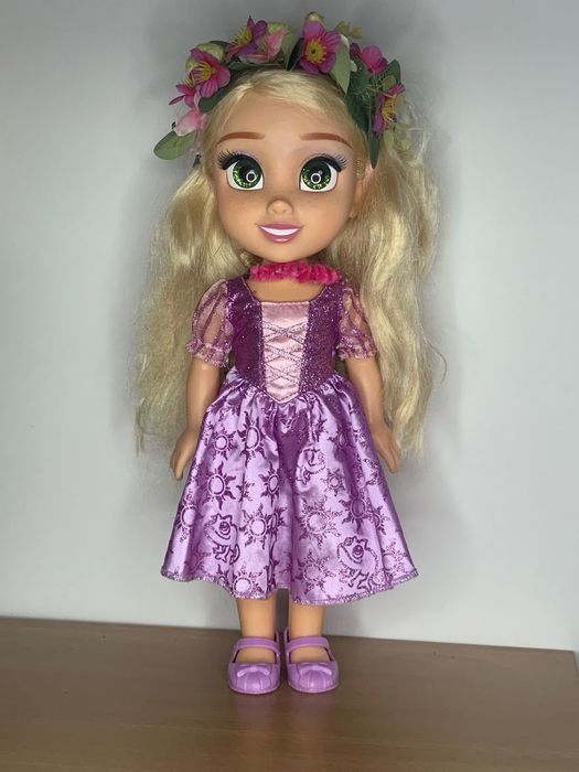 Кукла играчка с диадема