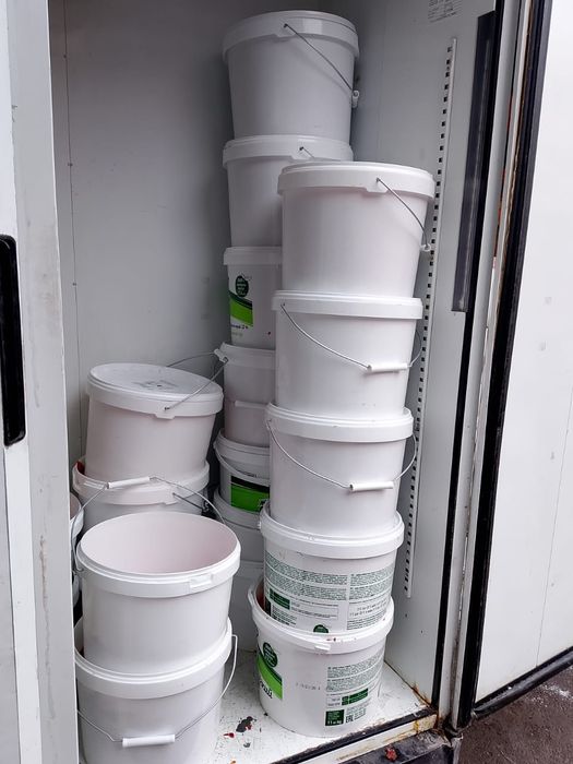 Обрезки колбасы, куриного рулета.