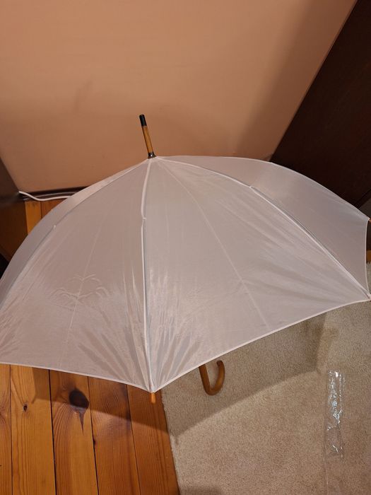 Бял чадър с автоматично отваряне и дървена дръжка, подходящ за сватба